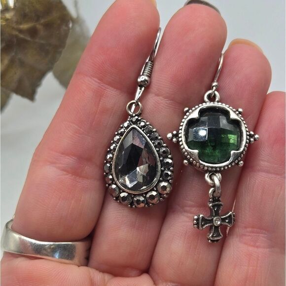 "5/$25" Mismatched Silvertone Green/Gray Celtic Dangle Earrings - Picture 1 of 9